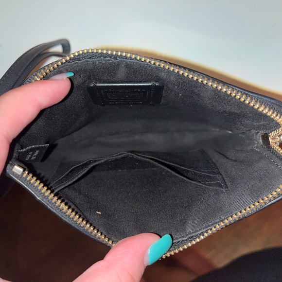 🧩 Coach Small Wristlet - Picture 2 of 2